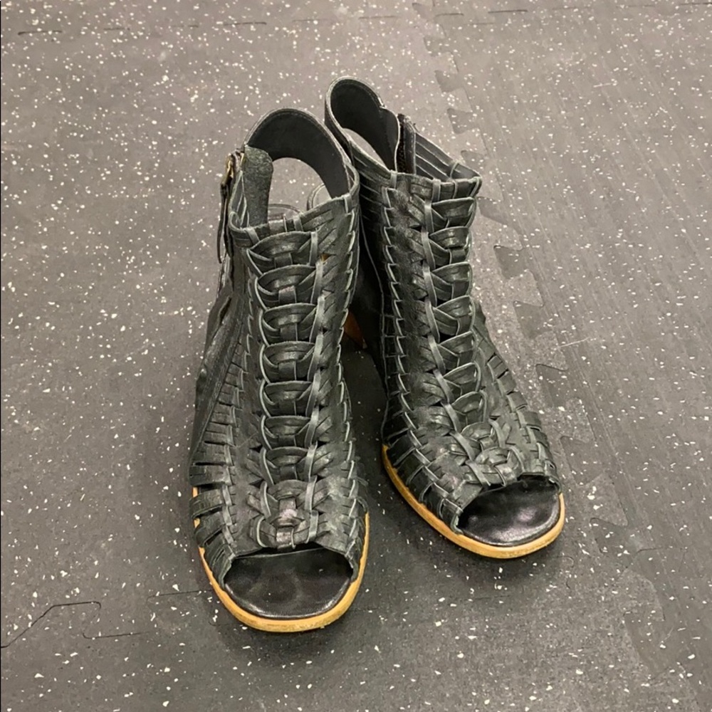 Shoe